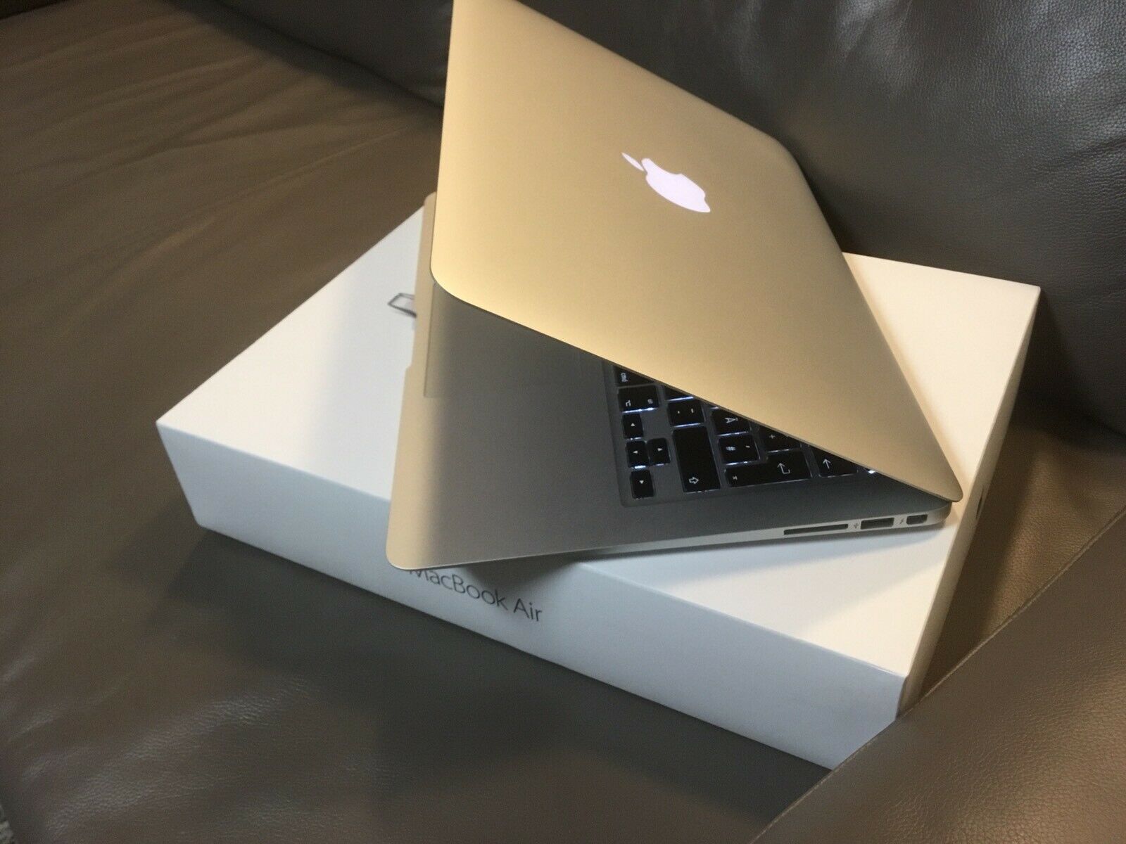 A MacBook Air 13.3